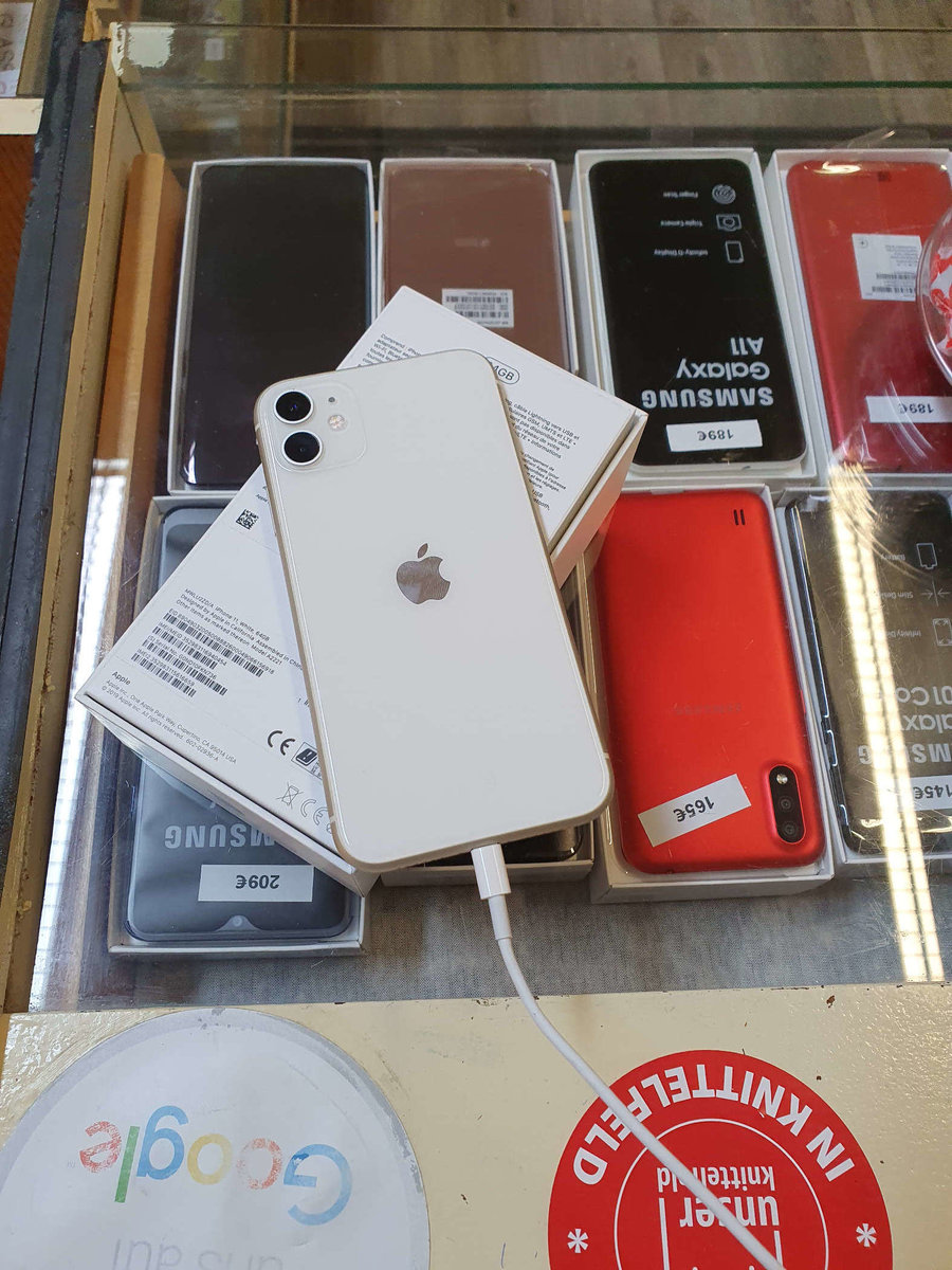 weißes iPhone und verschiedene Samsung Modelle im Handyshop Knittelfeld
